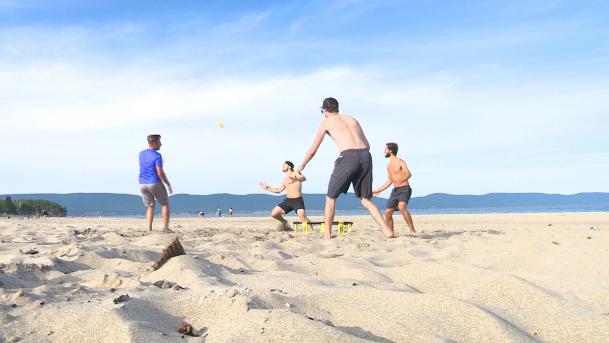 Joueurs de Spikeball sur la plage